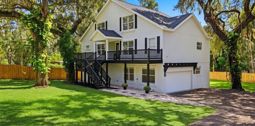 House in Brandon, Florida 3 bedrooms, 242.29 sq.m. № 2430935