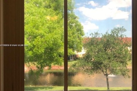 Снять в аренду таунхаус в Тамарак, Флорида 1 спальня, 87.79м2, № 1896559 - фото 11