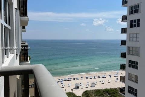 Condominio en Miami Beach, Florida, 1 dormitorio  № 2056662
