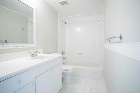 Condo in Coral Gables, Florida, 2 bedrooms № 1935335 - photo 11