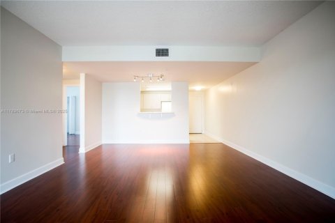 Condo in Coral Gables, Florida, 2 bedrooms № 1935335 - photo 5