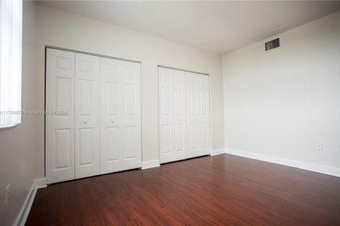 Condo in Coral Gables, Florida, 2 bedrooms № 1935335 - photo 13