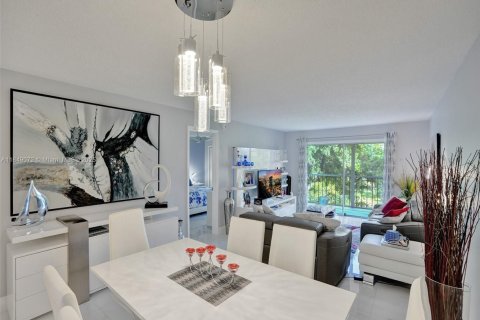 Condo in Lauderhill, Florida, 2 bedrooms  № 1850751 - photo 2