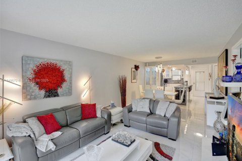 Condo in Lauderhill, Florida, 2 bedrooms  № 1850751 - photo 3