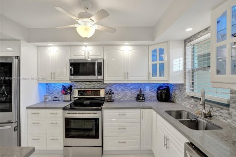 Condo in Lauderhill, Florida, 2 bedrooms  № 1850751 - photo 5