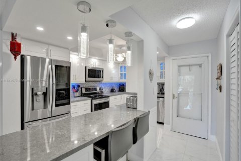 Condo in Lauderhill, Florida, 2 bedrooms  № 1850751 - photo 1