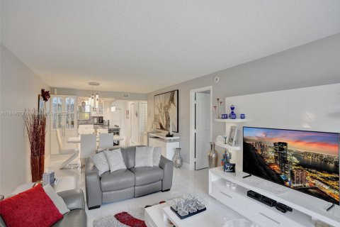 Condo in Lauderhill, Florida, 2 bedrooms  № 1850751 - photo 19