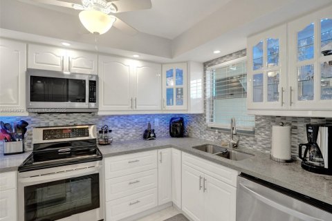 Condo in Lauderhill, Florida, 2 bedrooms  № 1850751 - photo 6