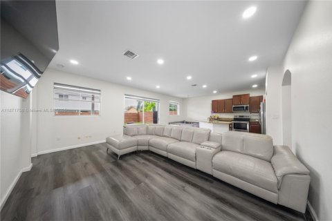 Снять в аренду виллу или дом в Хомстед, Флорида 5 спален, 264.4м2, № 1926060 - фото 7