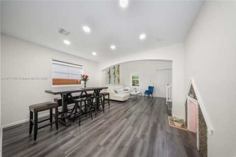 Снять в аренду виллу или дом в Хомстед, Флорида 5 спален, 264.4м2, № 1926060 - фото 9