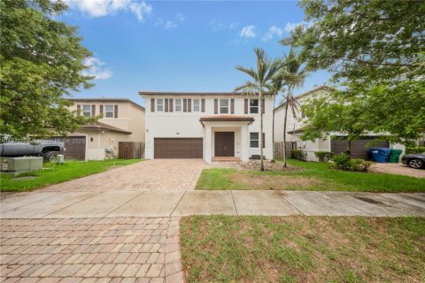 Снять в аренду виллу или дом в Хомстед, Флорида 5 спален, 264.4м2, № 1926060 - фото 2