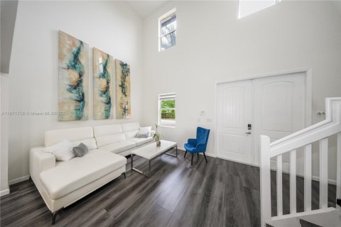 Снять в аренду виллу или дом в Хомстед, Флорида 5 спален, 264.4м2, № 1926060 - фото 3