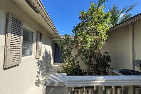 Casa en venta en Hollywood, Florida, 3 dormitorios, 114.64 m2 № 1982417 - foto 3