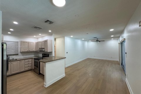 Casa en venta en Hollywood, Florida, 3 dormitorios, 114.64 m2 № 1982417 - foto 1