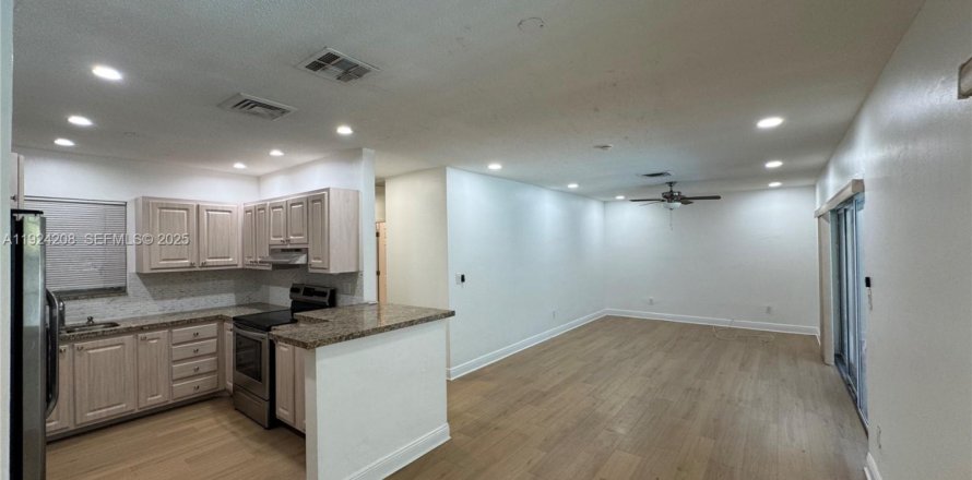 Casa en Hollywood, Florida 3 dormitorios, 114.64 m2 № 1982417