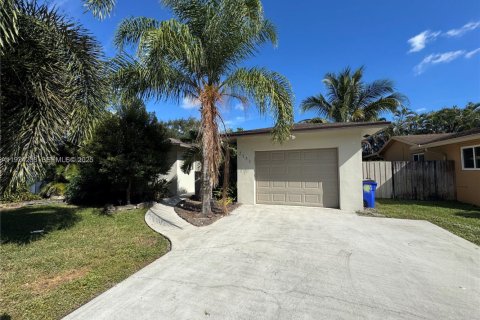 Casa en venta en Hollywood, Florida, 3 dormitorios, 114.64 m2 № 1982417 - foto 2