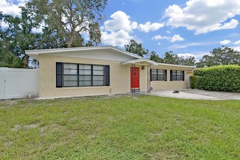 House in Tampa, Florida 3 bedrooms, 135.45 sq.m. № 2323075