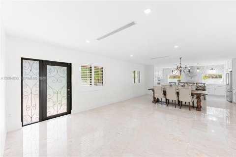 House in Pinecrest, Florida 4 bedrooms, 202.06 sq.m. № 2385027 - photo 3