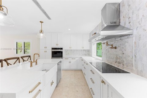 House in Pinecrest, Florida 4 bedrooms, 202.06 sq.m. № 2385027 - photo 9