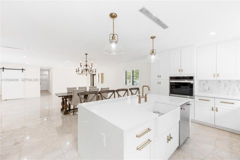 House in Pinecrest, Florida 4 bedrooms, 202.06 sq.m. № 2385027 - photo 10