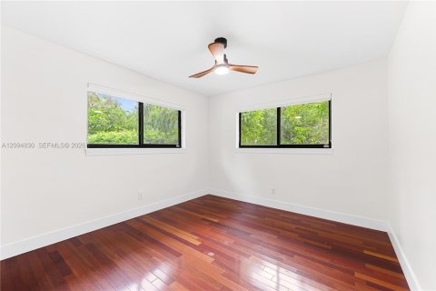 House in Pinecrest, Florida 4 bedrooms, 202.06 sq.m. № 2385027 - photo 18