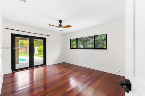 House in Pinecrest, Florida 4 bedrooms, 202.06 sq.m. № 2385027 - photo 15