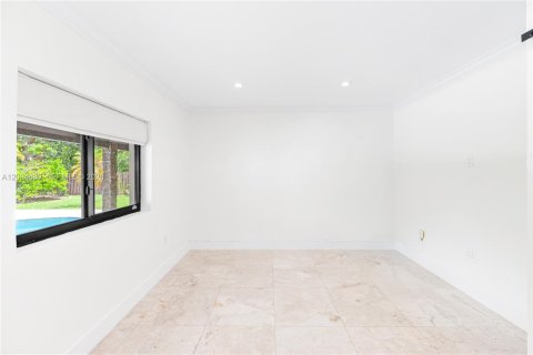 House in Pinecrest, Florida 4 bedrooms, 202.06 sq.m. № 2385027 - photo 12