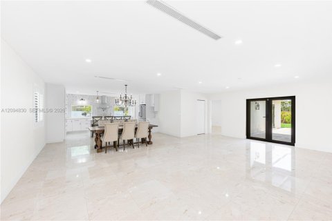 House in Pinecrest, Florida 4 bedrooms, 202.06 sq.m. № 2385027 - photo 2