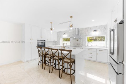 House in Pinecrest, Florida 4 bedrooms, 202.06 sq.m. № 2385027 - photo 4