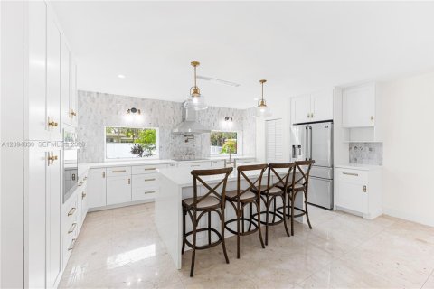 House in Pinecrest, Florida 4 bedrooms, 202.06 sq.m. № 2385027 - photo 6