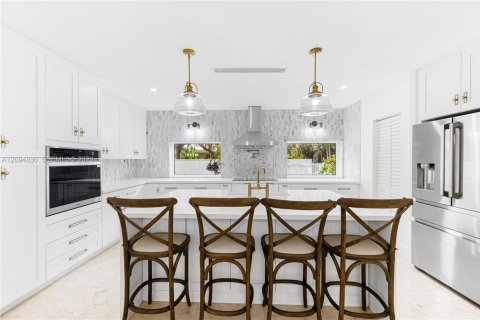 House in Pinecrest, Florida 4 bedrooms, 202.06 sq.m. № 2385027 - photo 5