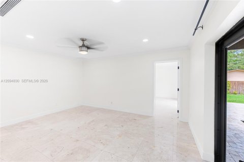 House in Pinecrest, Florida 4 bedrooms, 202.06 sq.m. № 2385027 - photo 27