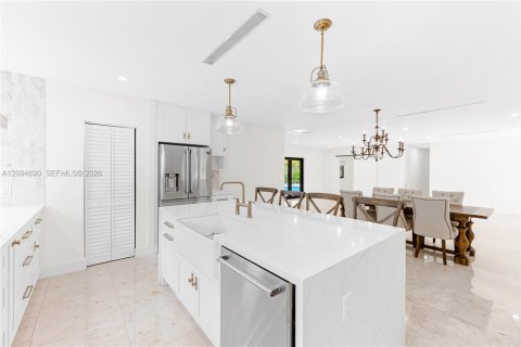 House in Pinecrest, Florida 4 bedrooms, 202.06 sq.m. № 2385027 - photo 8