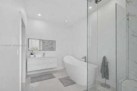 Casa en venta en Miami, Florida, 5 dormitorios, 310.67 m2 № 1987215 - foto 30