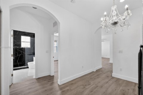 Casa en venta en Miami, Florida, 5 dormitorios, 310.67 m2 № 1987215 - foto 28