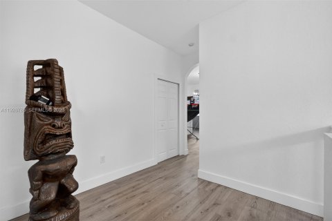 Casa en venta en Miami, Florida, 5 dormitorios, 310.67 m2 № 1987215 - foto 23