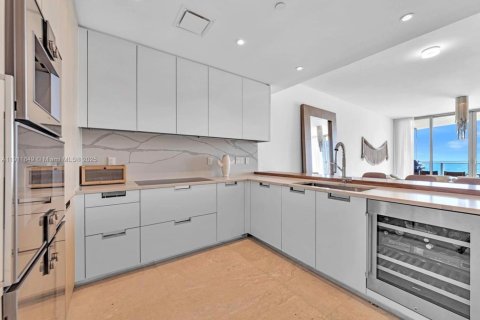 Condo in Sunny Isles Beach, Florida, 2 bedrooms № 1967630 - photo 27