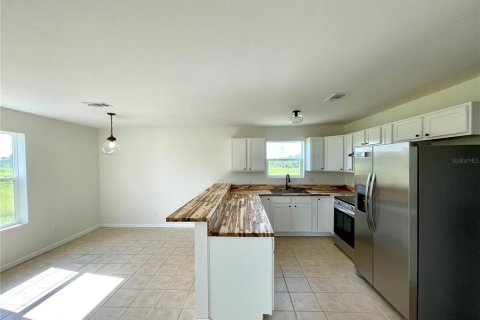 Villa ou maison à louer à Bronson, Floride: 3 chambres, 116.5 m2 № 1879082 - photo 3