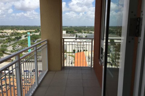 Condo in Miami, Florida, 2 bedrooms  № 2011842 - photo 11