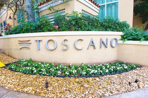 Condo in Miami, Florida, 2 bedrooms  № 2011842 - photo 2