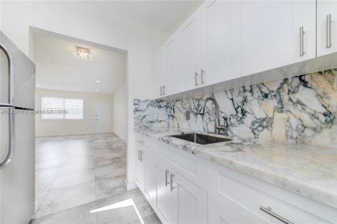 Apartment in Miami Beach, Florida 2 bedrooms, 83.61 sq.m. № 1995009 - photo 9