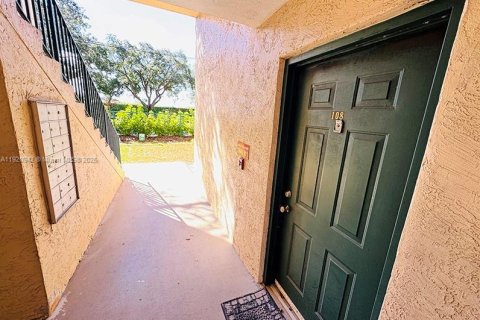 Condo in West Palm Beach, Florida, 2 bedrooms  № 1975078 - photo 2