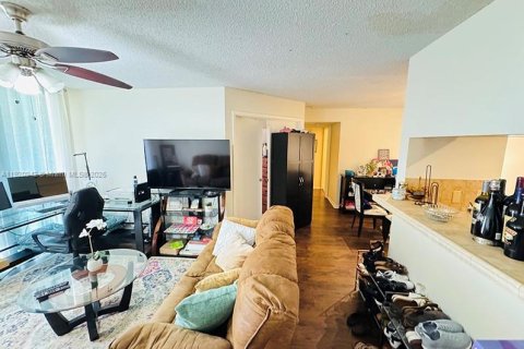 Condo in West Palm Beach, Florida, 2 bedrooms  № 1975078 - photo 4