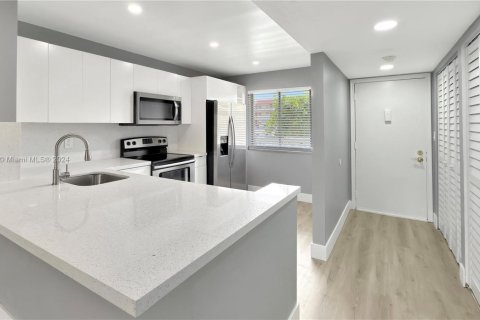 Condominio en venta en Lauderhill, Florida, 2 dormitorios, 99.41 m2 № 1709583 - foto 1
