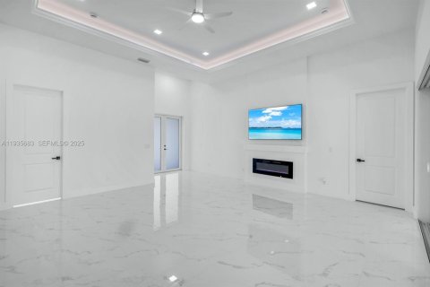 Casa en venta en Cape Coral, Florida, 4 dormitorios № 1993812 - foto 6