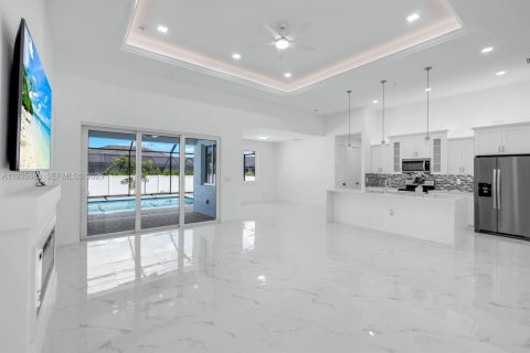 Casa en venta en Cape Coral, Florida, 4 dormitorios № 1993812 - foto 7