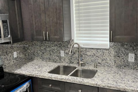 Снять в аренду виллу или дом в Майами, Флорида 1 спальня, 53.23м2, № 2006717 - фото 8