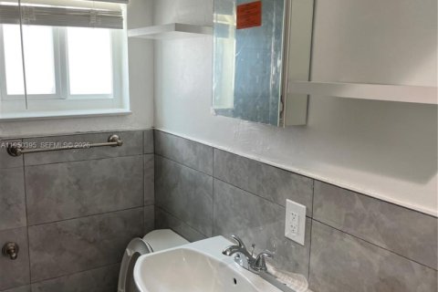 Снять в аренду виллу или дом в Майами, Флорида 1 спальня, 53.23м2, № 2006717 - фото 18