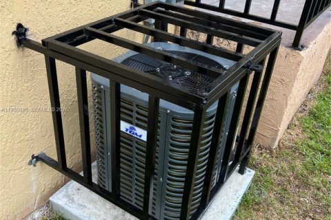 Снять в аренду виллу или дом в Майами, Флорида 1 спальня, 53.23м2, № 2006717 - фото 21