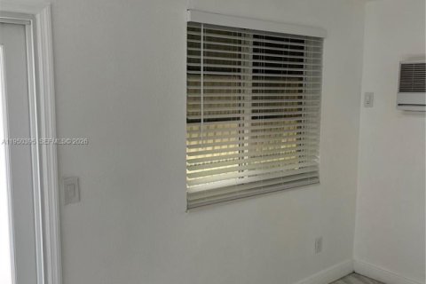 Снять в аренду виллу или дом в Майами, Флорида 1 спальня, 53.23м2, № 2006717 - фото 12